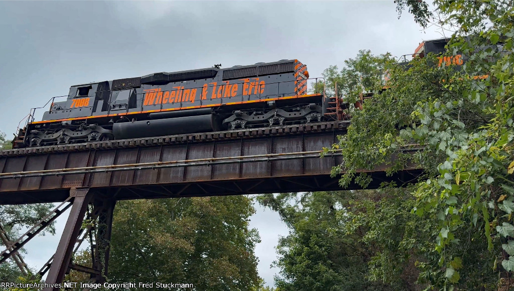 WE 7008 shoves the empties into Rock Cut Siding a couple of blocks away.